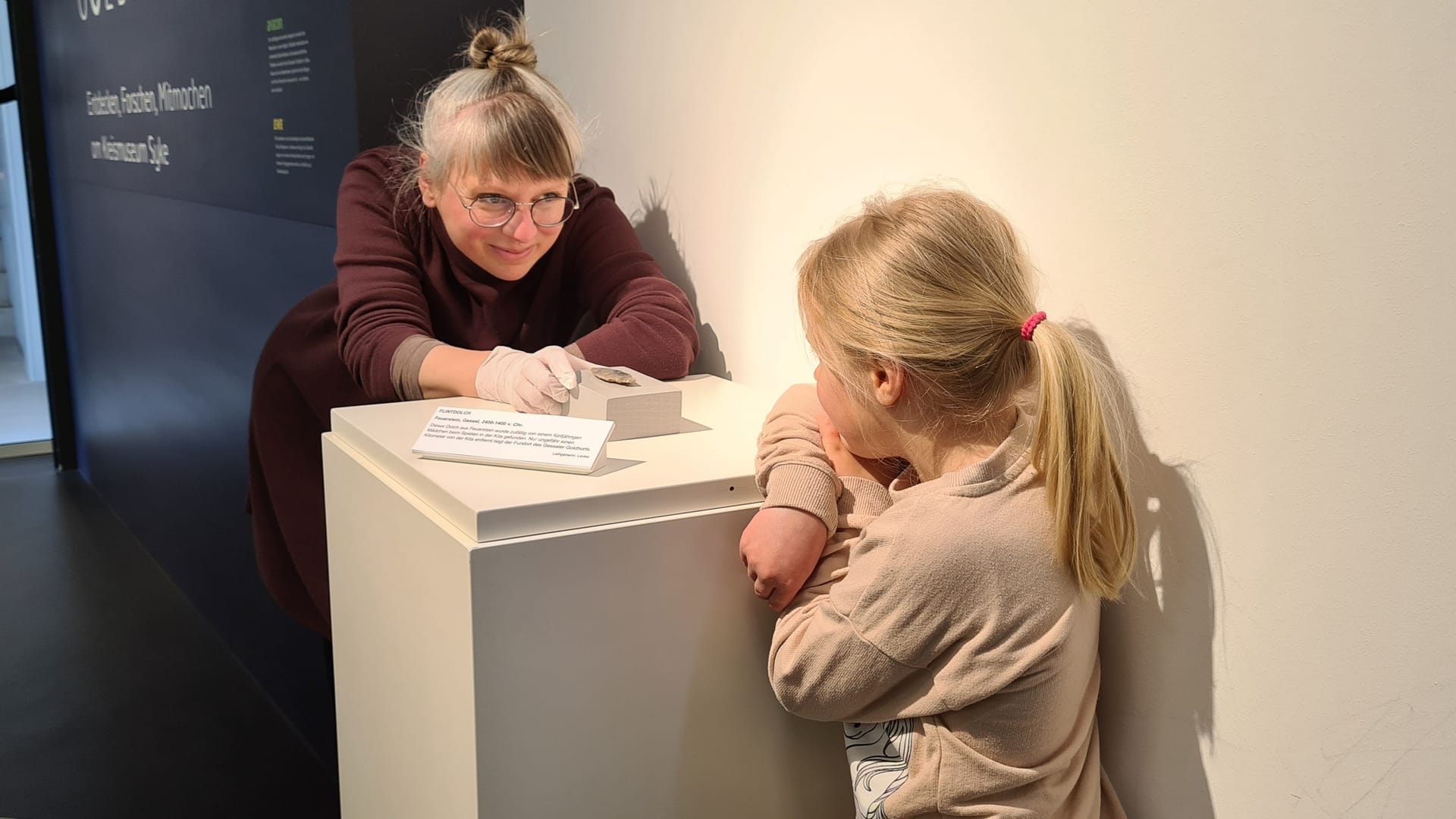 Die fünfjährige Levke, stolze Finderin des Dolchs, mit Nele Miethig, Kuratorin der archäologischen Sammlung des Kreismuseums Syke.