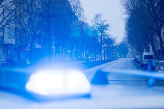 Ein Blaulicht leuchtet auf dem Dach eines Streifenwagens der Polizei (Symbolbild): In Duisburg ist ein Mann erstochen worden.