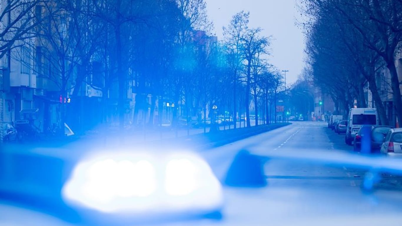 Ein Blaulicht leuchtet auf dem Dach eines Streifenwagens der Polizei (Symbolbild): In Duisburg ist ein Mann erstochen worden.