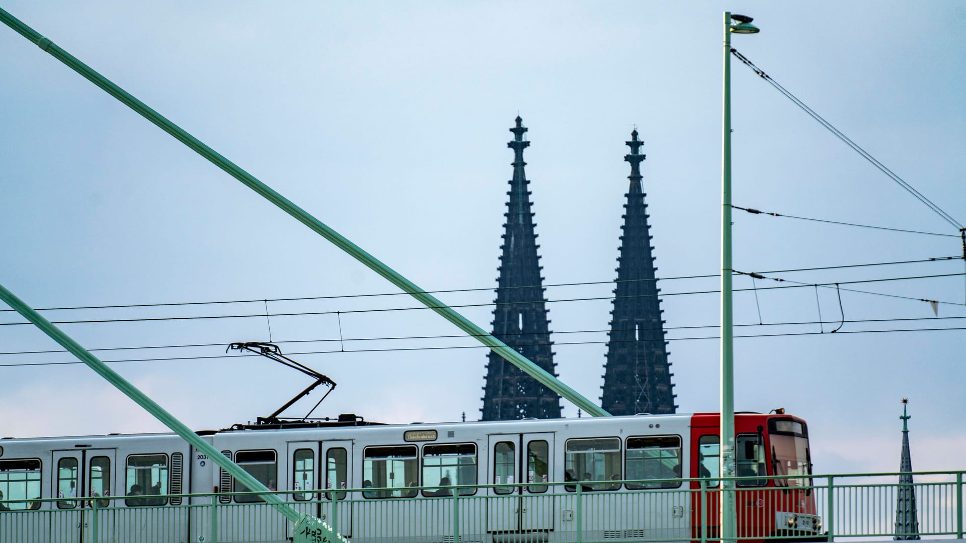 Die Straßenbahnlinie 3 auf der Severinsbrücke (Symbolbild): Die meisten Berufstätigen in NRW zieht es nach Köln.