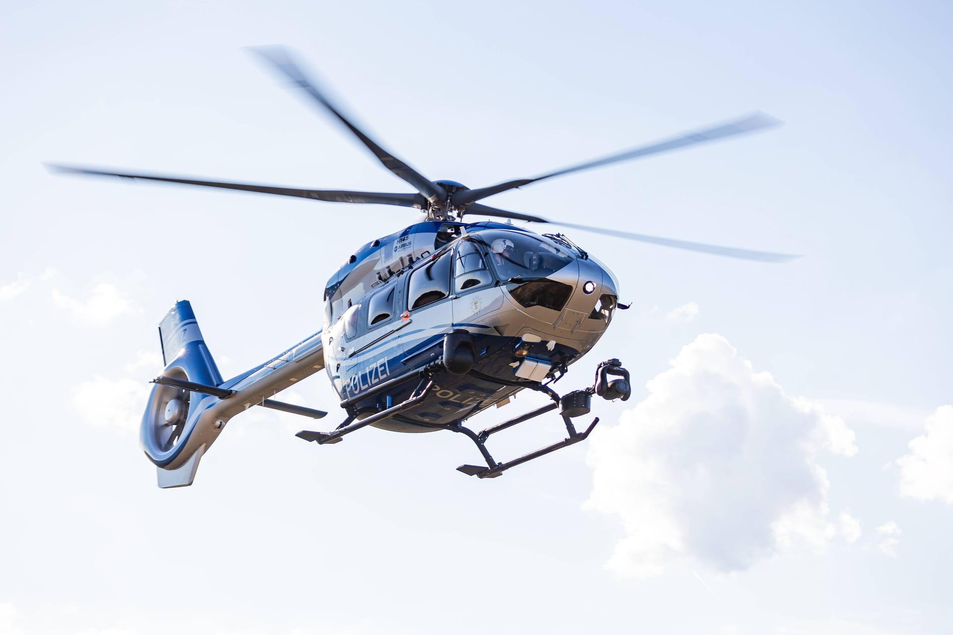 Ein Polizeihubschrauber fliegt in der Nacht (Symbolbild): Mithilfe eines Hubschraubers fanden die Beamten die Männer auf einem Baum und in einem Gebüsch.