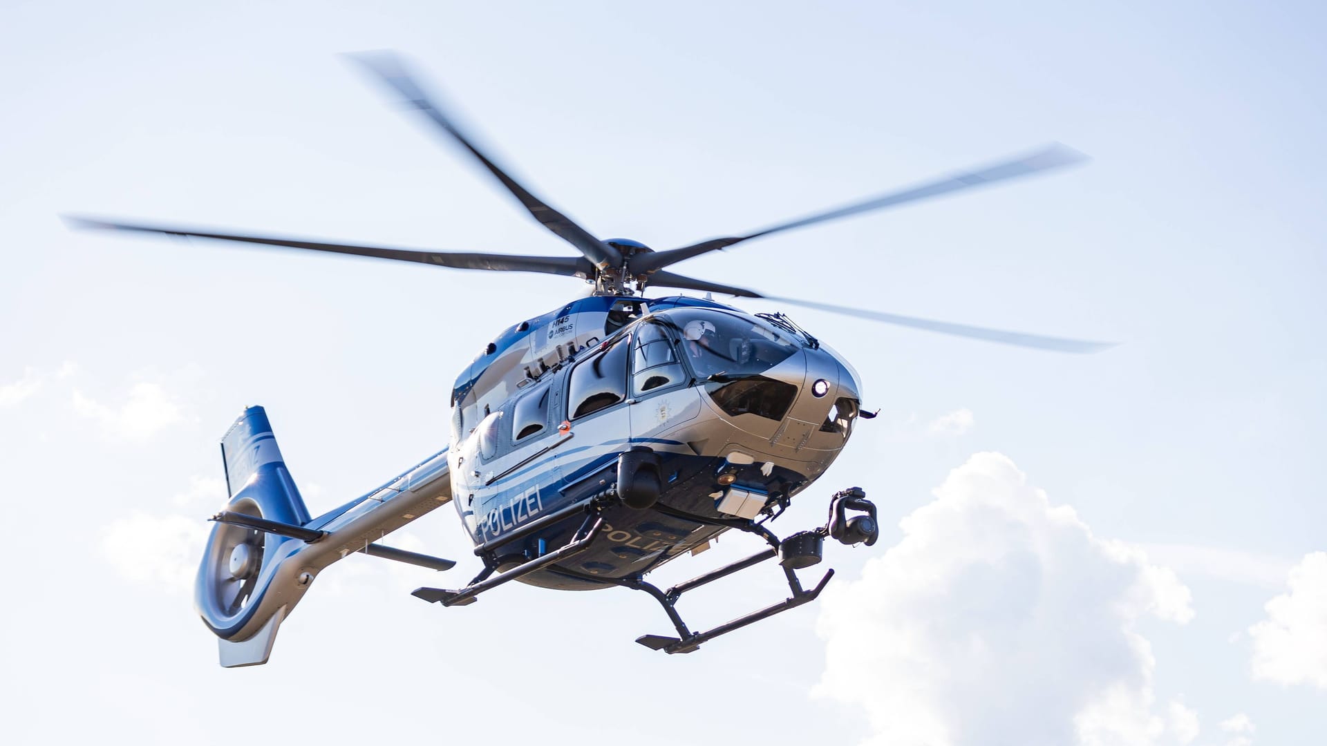 Ein Polizeihubschrauber fliegt in der Nacht (Symbolbild): Mithilfe eines Hubschraubers fanden die Beamten die Männer auf einem Baum und in einem Gebüsch. Ein Polizeihubschrauber fliegt in der Nacht (Symbolbild): Mithilfe eines Hubschraubers fanden die Beamten die Männer auf einem Baum und in einem Gebüsch.