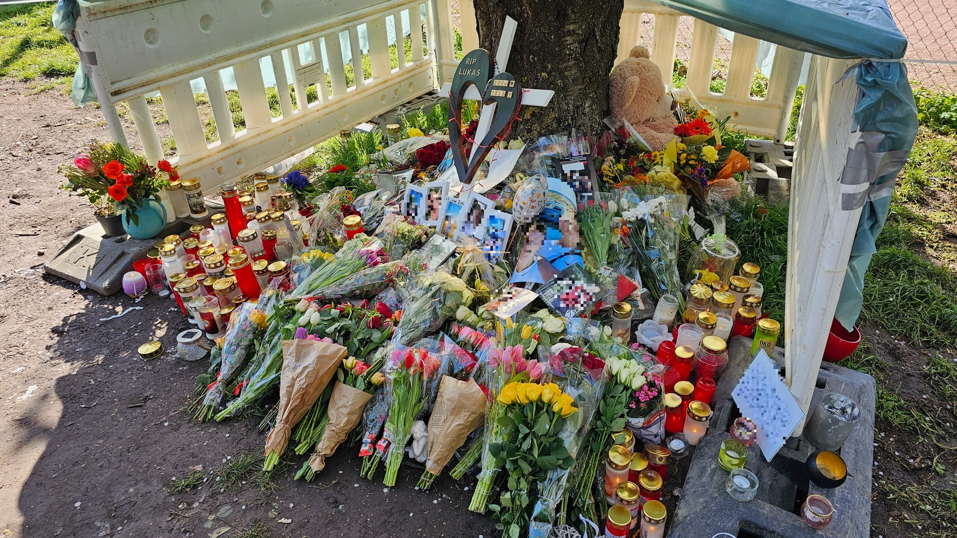 Gedenkstätte am Rande des Schotterparkplatz: Hier gedenken die Asperger dem verstorbenen 18-jährigen Lukas.