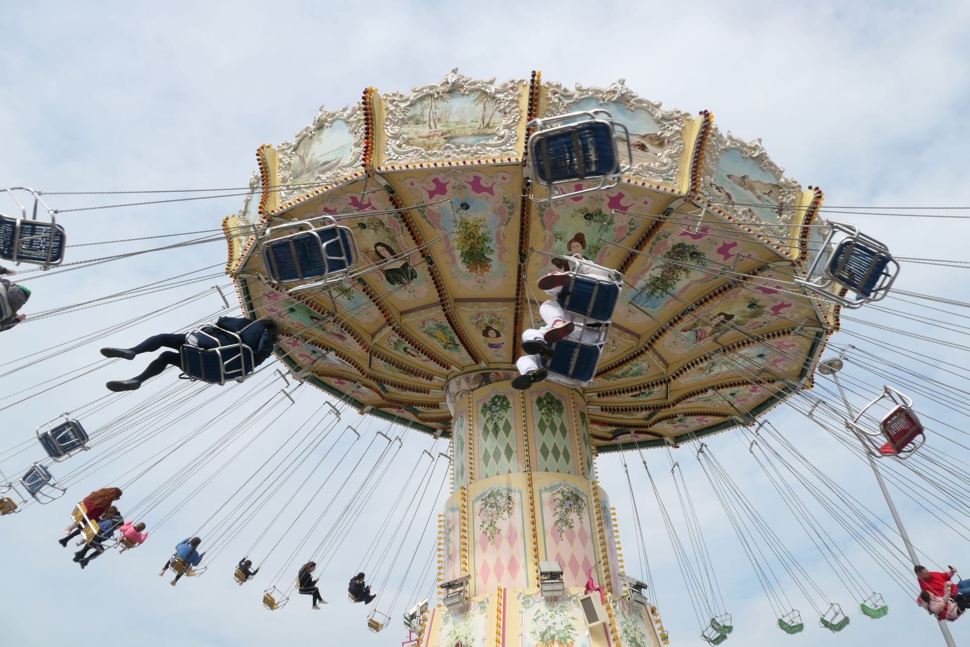 Kettenkarussell auf der Frankfurter Dippemess (Archivbild): Alle Infos zu Frankfurts ältestem Volksfest.