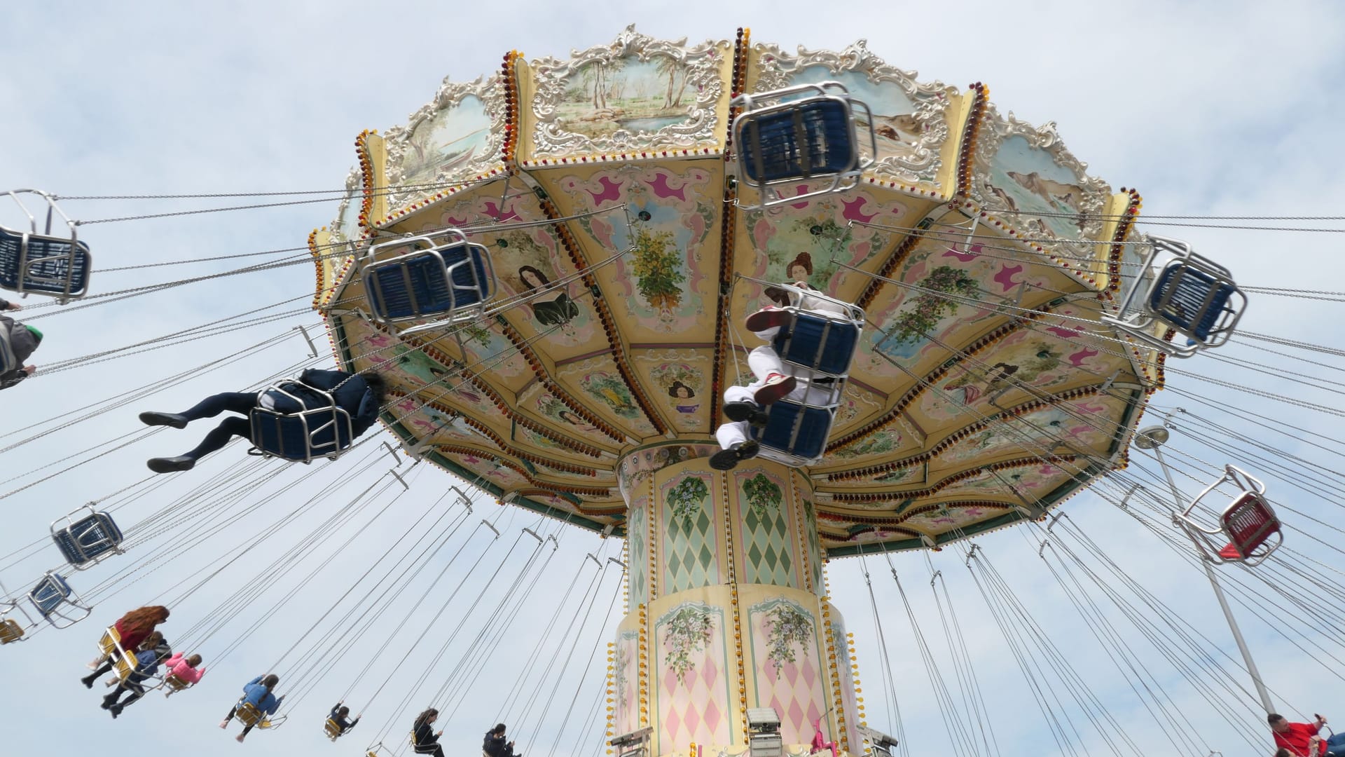 Kettenkarussell auf der Frankfurter Dippemess (Archivbild): Alle Infos zu Frankfurts ältestem Volksfest.