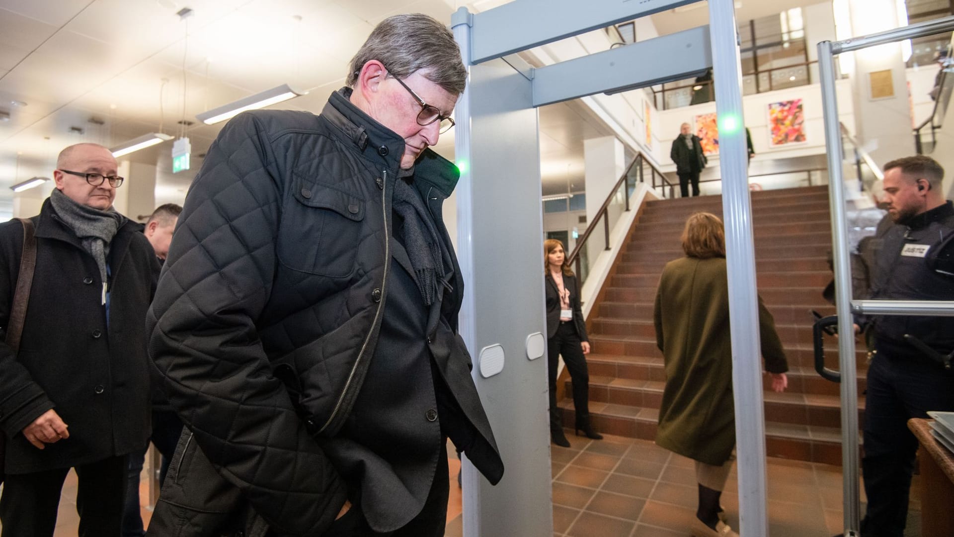 Kölner Landgericht (Archiv): Kardinal Rainer Maria Woelki wartet im Foyer.