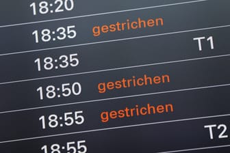 Flugausfälle werden auf einer Anzeigetafel am Flughafen Hamburg angezeigt (Symbolbild): Erneut werden wegen eines Streiks Flüge gestrichen.