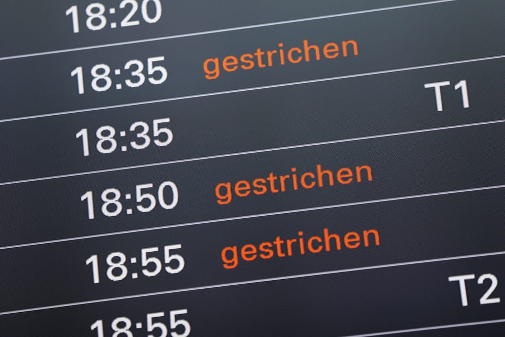 Flugausfälle werden auf einer Anzeigetafel am Flughafen Hamburg angezeigt (Symbolbild): Erneut werden wegen eines Streiks Flüge gestrichen.
