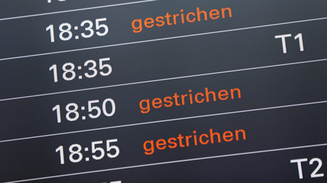 Flugausfälle werden auf einer Anzeigetafel am Flughafen Hamburg angezeigt (Symbolbild): Erneut werden wegen eines Streiks Flüge gestrichen.
