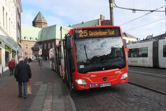 Ein Bus der BSAG steht an der Domsheide (Symbolfoto): Der Betrieb der BSAG liegt für 48 Stunden still.