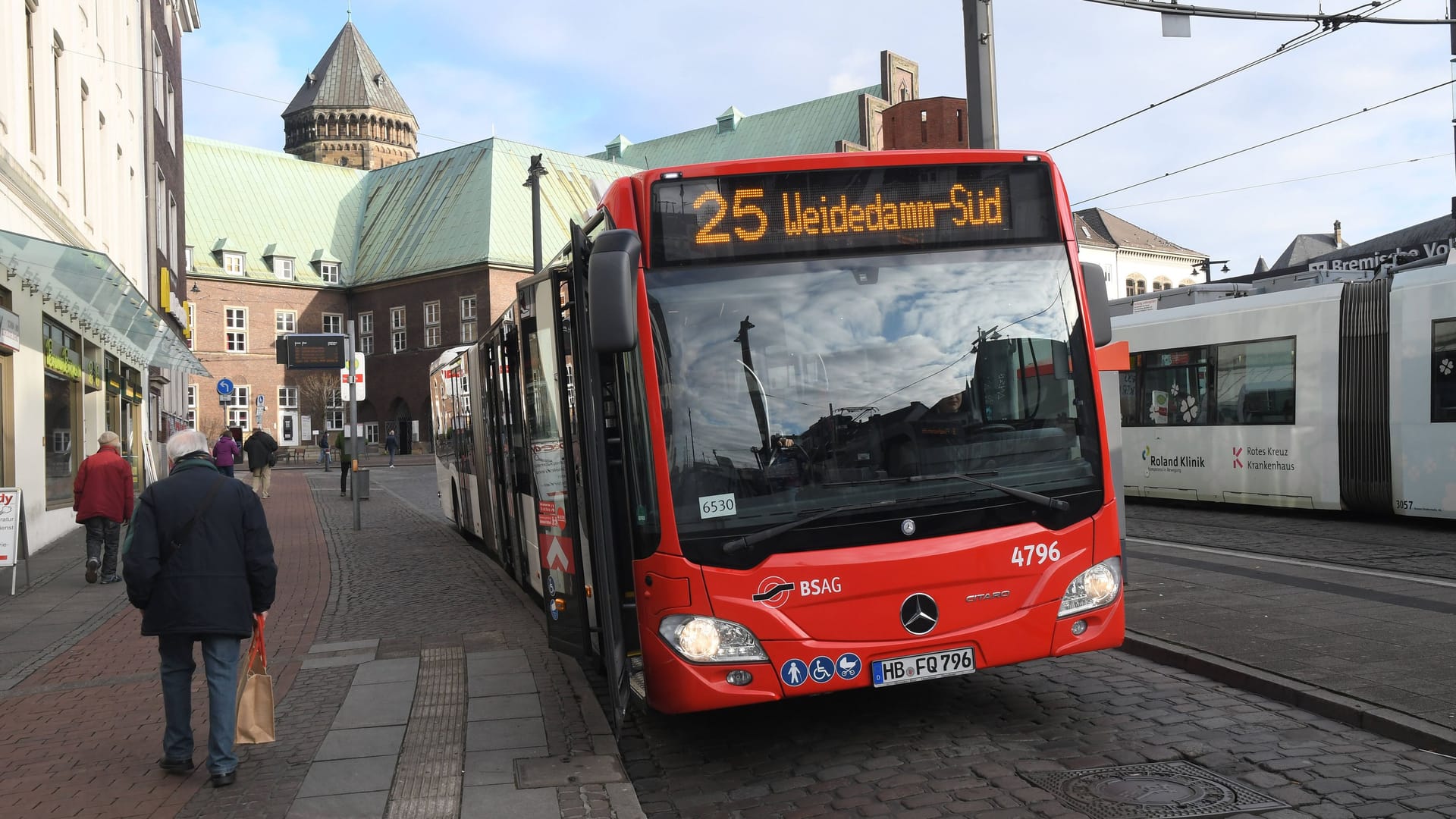 Ein Bus der BSAG steht an der Domsheide (Symbolfoto): Der Betrieb der BSAG liegt für 48 Stunden still. Ein Bus der BSAG steht an der Domsheide (Symbolfoto): Der Betrieb der BSAG liegt für 48 Stunden still.