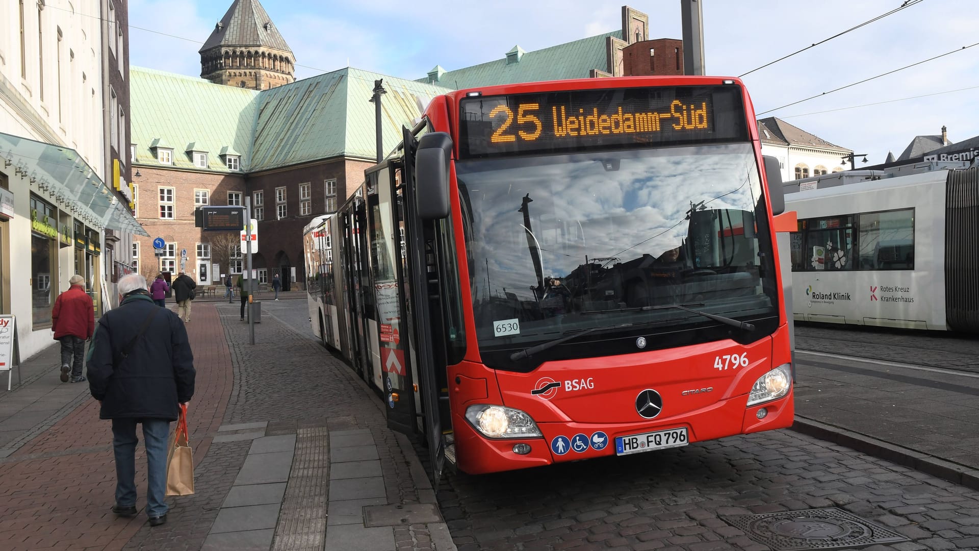 Ein Bus der BSAG steht an der Domsheide (Symbolfoto): Der Betrieb der BSAG liegt für 48 Stunden still.