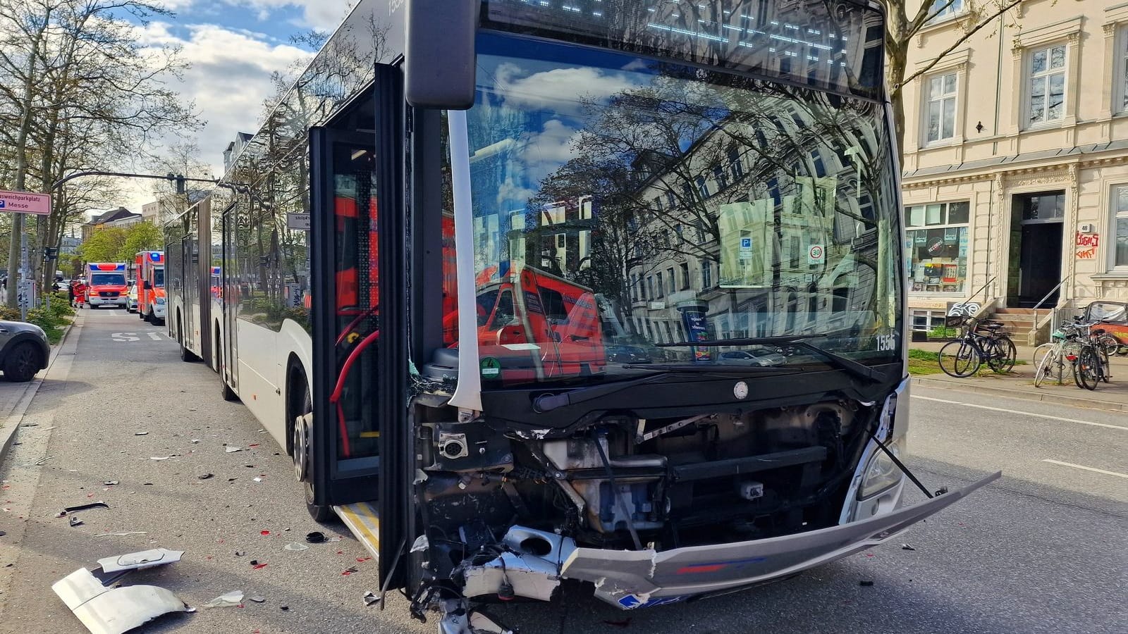 Der beschädigte Bus: Der Mini soll ihm möglicherweise die Vorfahrt genommen haben. Der beschädigte Bus: Der Mini soll ihm möglicherweise die Vorfahrt genommen haben.