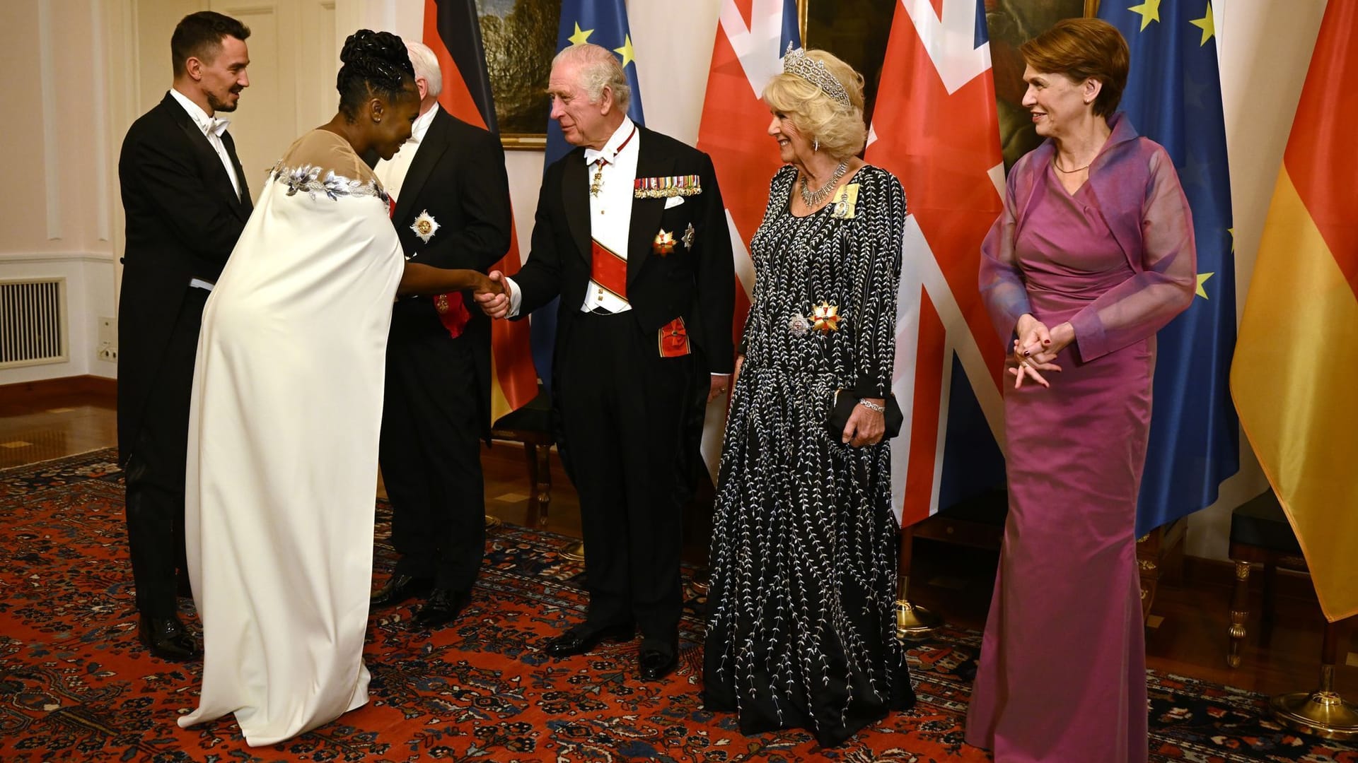 Motsi Mabuse schüttelt die Hand von König Charles III. beim Staatsbankett in Berlin.