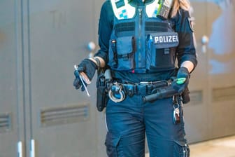 Eine Beamtin der Bundespolizei (Symbolbild): Ein Kölner hat eine Beamtin der Bundespolizei beleidigt und angegriffen.
