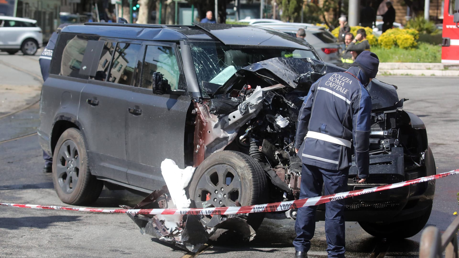 Das zerstörte Auto von Immobile: Auch die Töchter waren an Bord. Das zerstörte Auto von Immobile: Auch die Töchter waren an Bord.