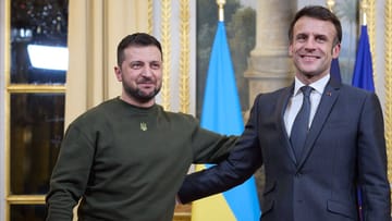 Volodymyr Zelenskyj and Emanuel Macron (archive photo): France is to block an EU decision on ammunition deliveries to Ukraine.