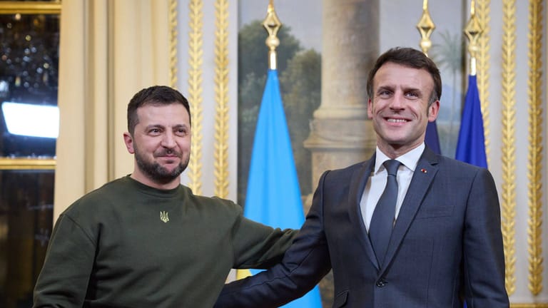 Wolodymyr Selenskyj und Emanuel Macron (Archivbild): Frankreich soll einen EU-Beschluss über Munitionslieferungen für die Ukraine blockieren.