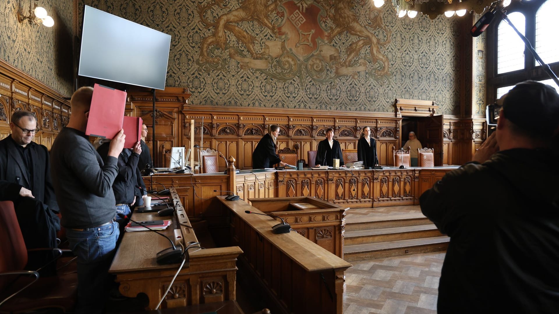 Blick in den großen Saal 218 des Bremer Landgerichts: Insgesamt sind vier Anhänger des SV Werder Bremen angeklagt. Blick in den großen Saal 218 des Bremer Landgerichts: Insgesamt sind vier Anhänger des SV Werder Bremen angeklagt.