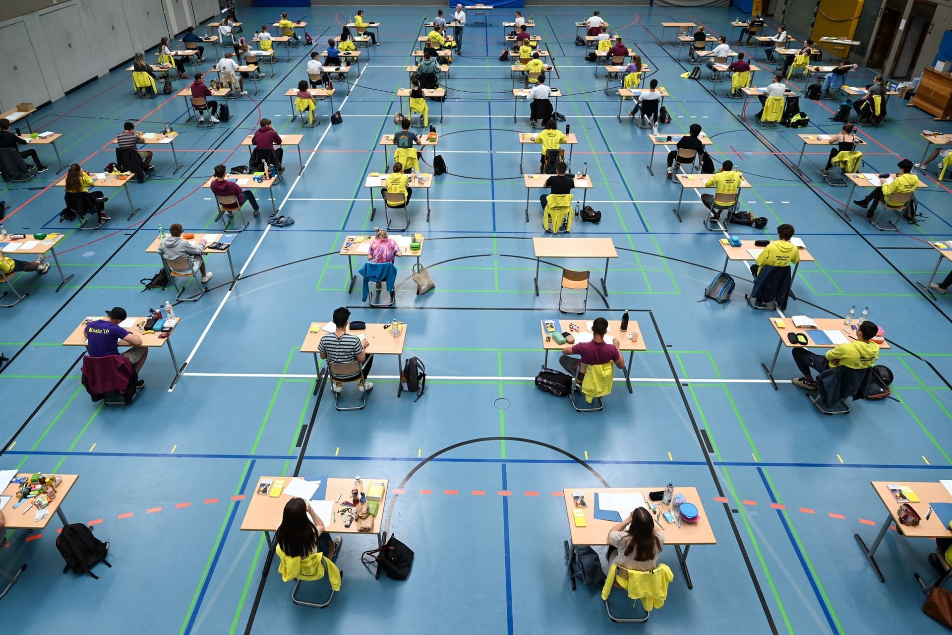 Schüler und Schülerinnen legen eine Abiturprüfung ab (Symbolbild): In Niedersachsen sorgt eine Aufgabe für Trubel.