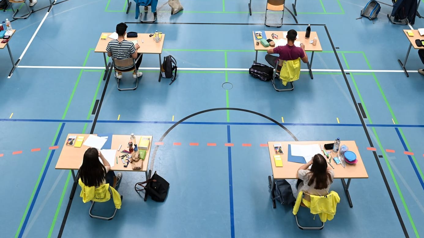 Schüler und Schülerinnen legen eine Abiturprüfung ab (Symbolbild): In Niedersachsen sorgt eine Aufgabe für Trubel.