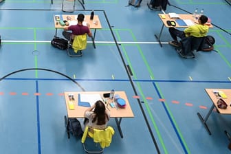 Schüler und Schülerinnen legen eine Abiturprüfung ab (Symbolbild): In Niedersachsen sorgt eine Aufgabe für Trubel.