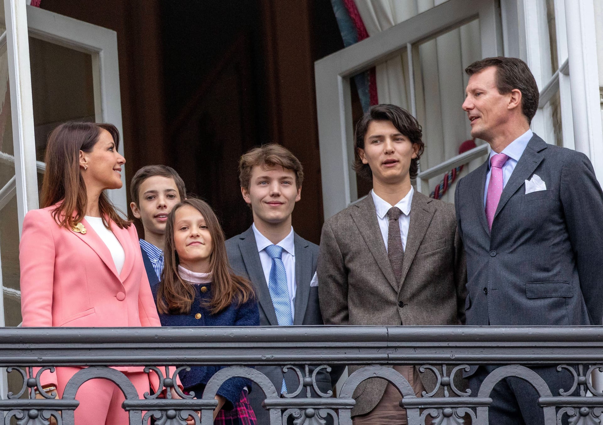 Ganz rechts: Prinz Joachim, um ihn herum seine Frau und seine Kinder