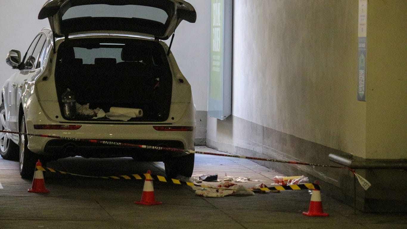 Der abgesperrte Tatort: In Frankfurt wurde bei einem Konflikt auf einem Parkdeck ein 40-Jähriger schwer verletzt. (Quelle: Sergen Kaya / Keutz TV-NEWS)