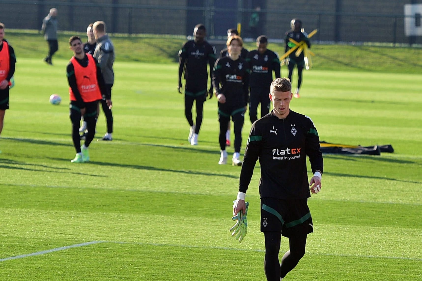 Jonas Omlin (vorne) geht vom Platz, der Rest folgt ihm: Die Stimmung bei der Borussia ist schlecht.