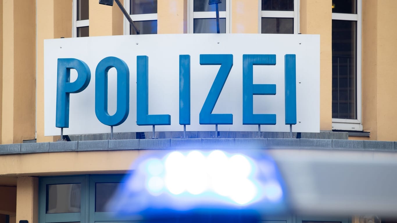 Ein Einsatzwagen der Polizei steht vor einer Dienststelle (Symbolbild): In Thüringen mussten Einsatzkräfte ausrücken, weil ein Mann mit einem Pfeil auf eine Bekannte losgegangen ist.