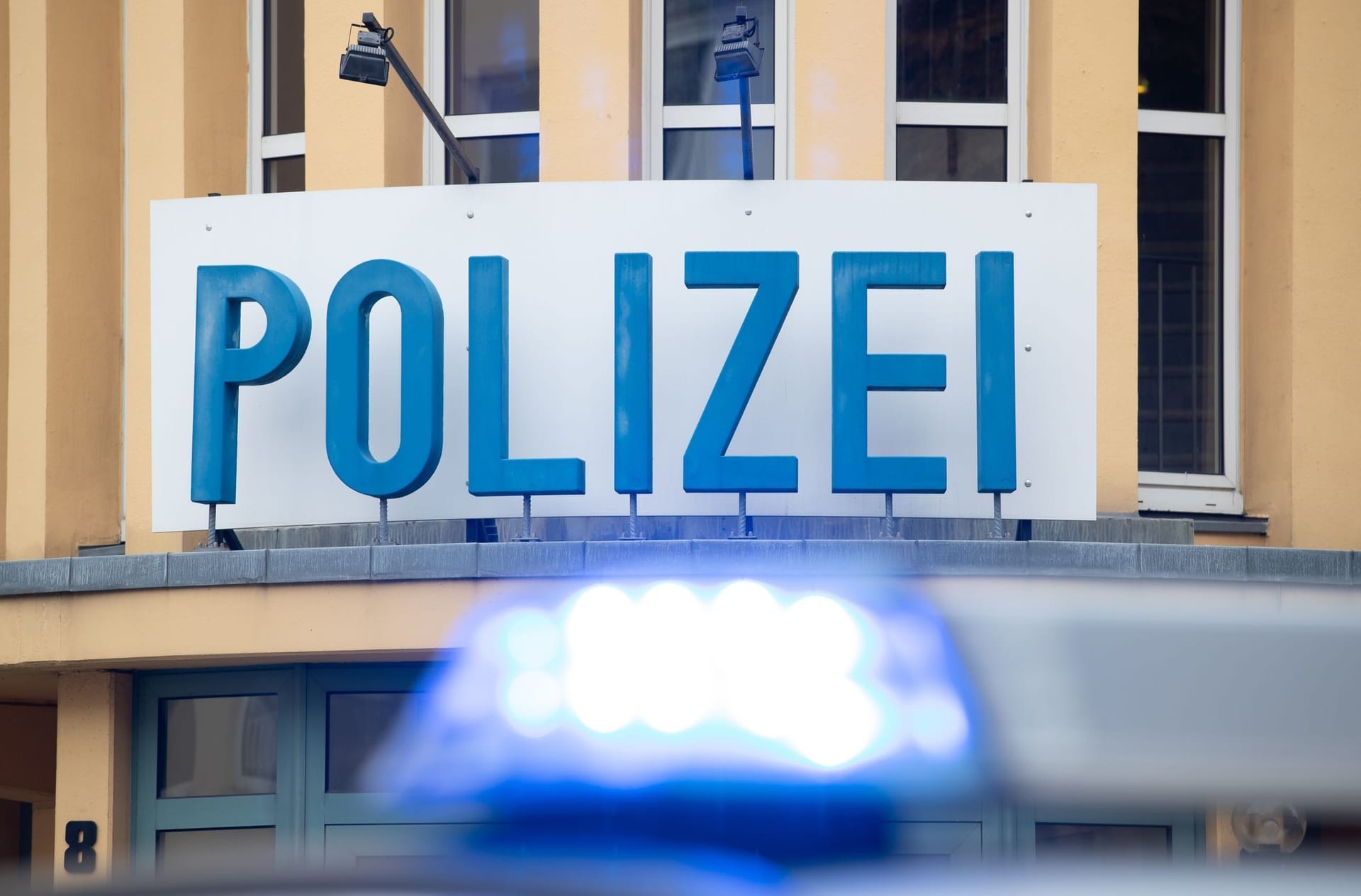 Ein Einsatzwagen der Polizei steht vor einer Dienststelle (Symbolbild): In Thüringen mussten Einsatzkräfte ausrücken, weil ein Mann mit einem Pfeil auf eine Bekannte losgegangen ist.