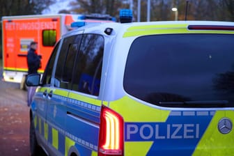 Ein Polizeiwagen und ein Krankenwagen (Archivbild): In Hamburg ist die Polizei auf der Suche nach einem Mann.