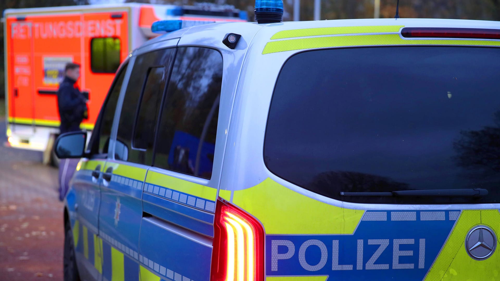 Ein Polizeiwagen und ein Krankenwagen (Archivbild): In Hamburg ist die Polizei auf der Suche nach einem Mann. Ein Polizeiwagen und ein Krankenwagen (Archivbild): In Hamburg ist die Polizei auf der Suche nach einem Mann.