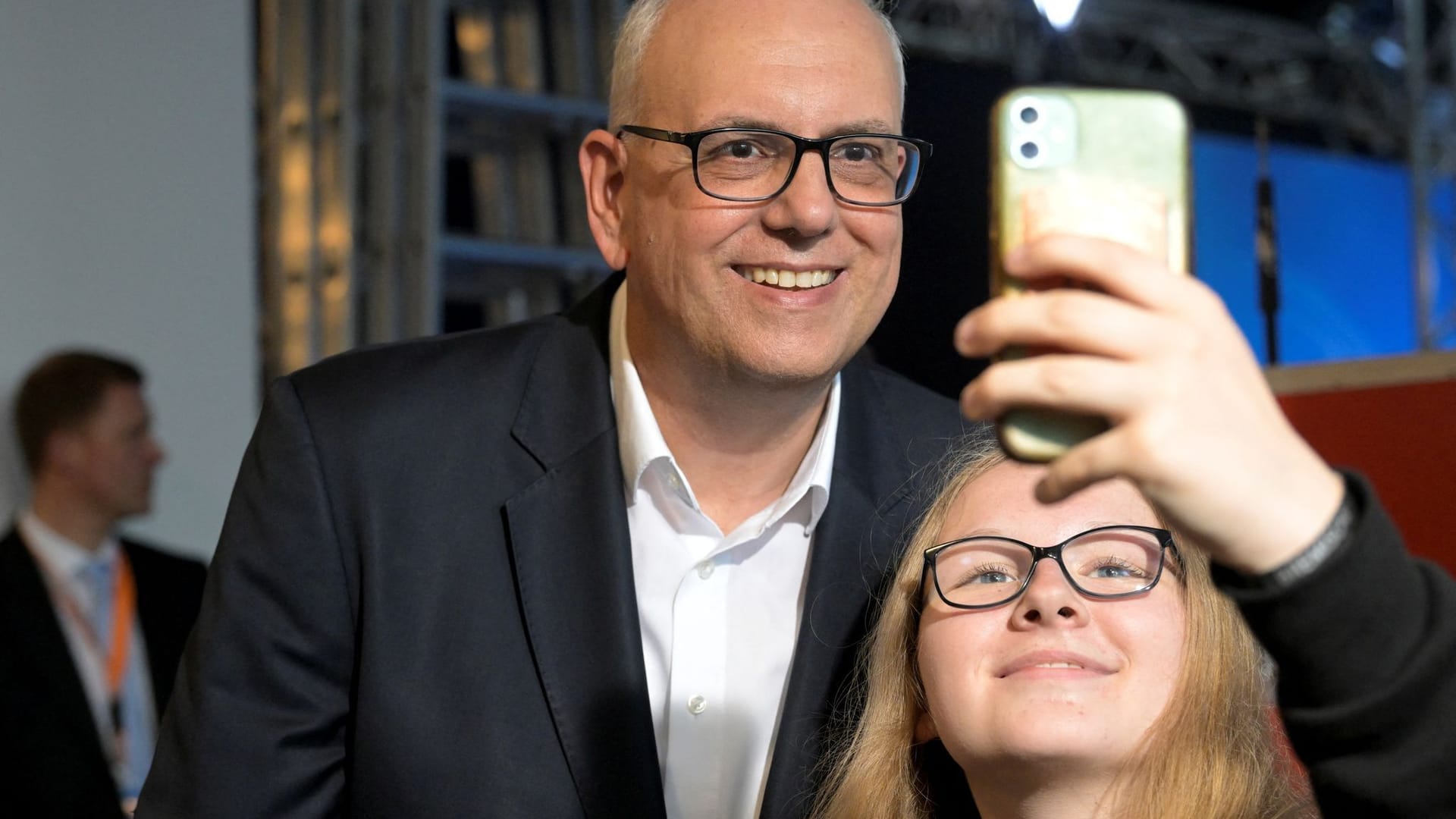 Selfie mit dem Bürgermeister (Archivbild): Bovenschulte (SPD) wurde im Amt bestätigt.