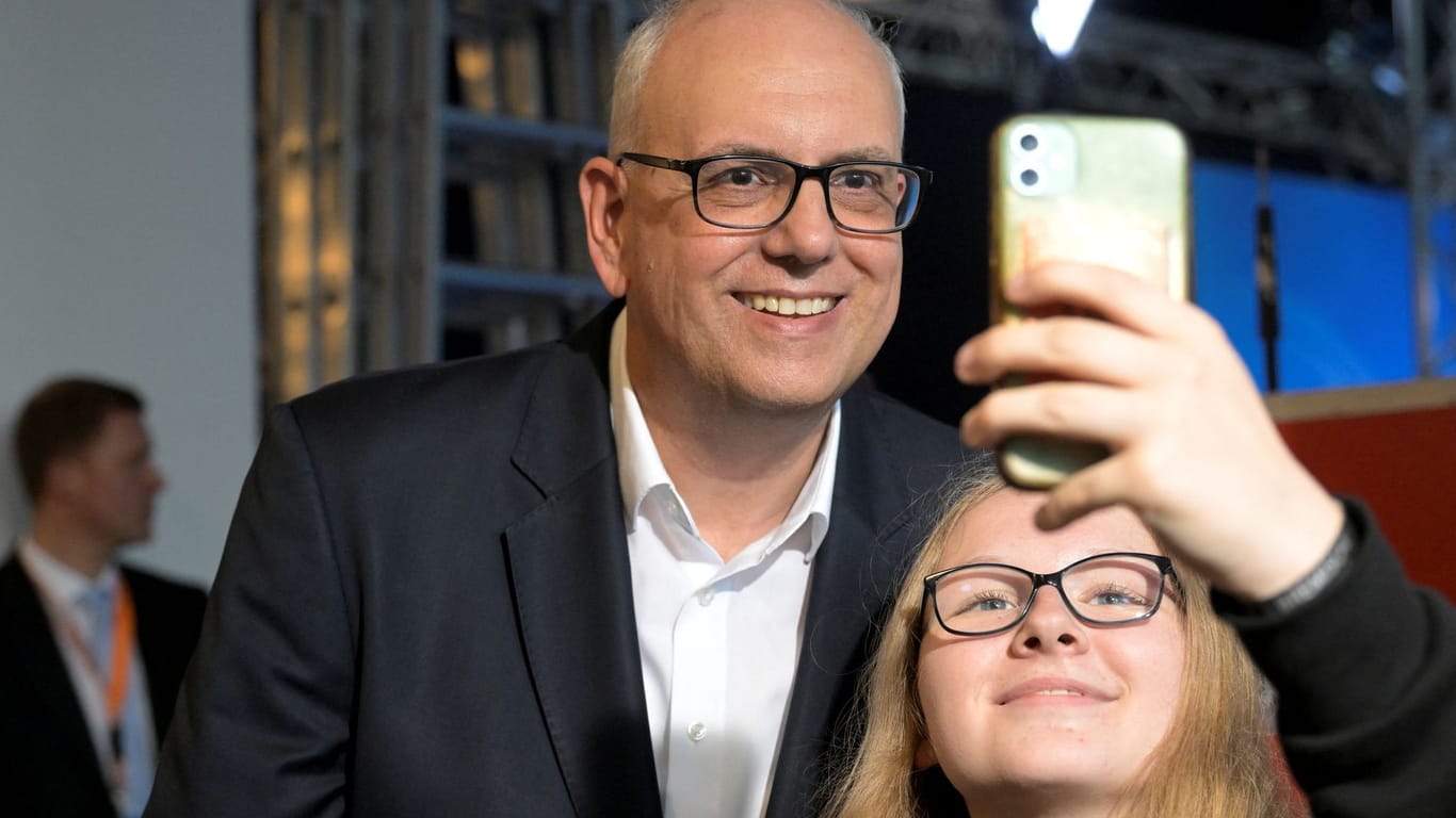 Selfie mit dem Bürgermeister (Archivbild): Bovenschulte (SPD) wurde im Amt bestätigt.