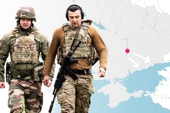 Zwei Soldaten vor einer Karte der Ukraine (Collage)