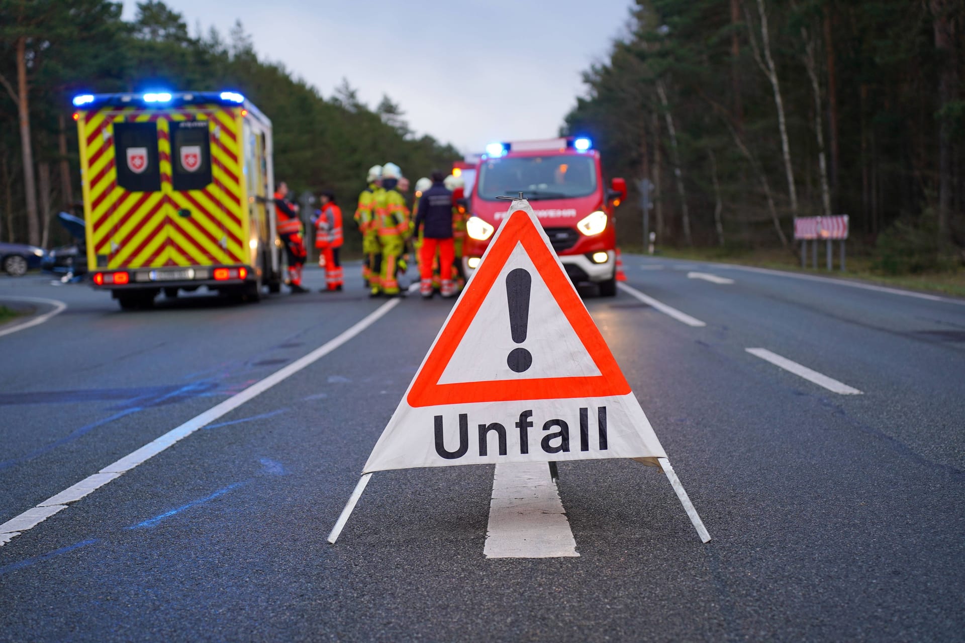 Ein Warnschild mit der Aufschrift "Unfall" (Symbolfoto): Um den Hergang zu rekonstruieren, wird die Fahrbahn vermessen und muss voll gesperrt werden.