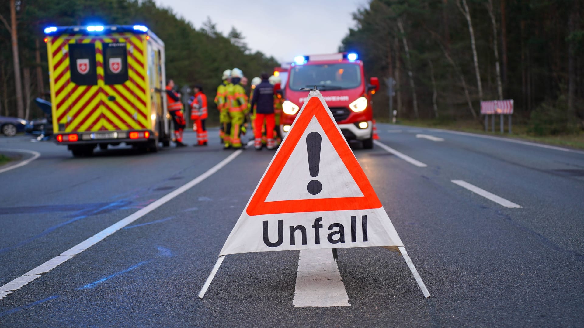 Ein Warnschild mit der Aufschrift "Unfall" (Symbolfoto): Um den Hergang zu rekonstruieren, wird die Fahrbahn vermessen und muss voll gesperrt werden.