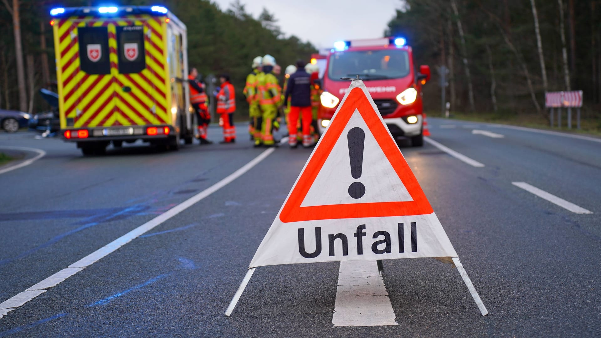 Ein Warnschild mit der Aufschrift "Unfall" (Symbolfoto): Um den Hergang zu rekonstruieren, wird die Fahrbahn vermessen und muss voll gesperrt werden.