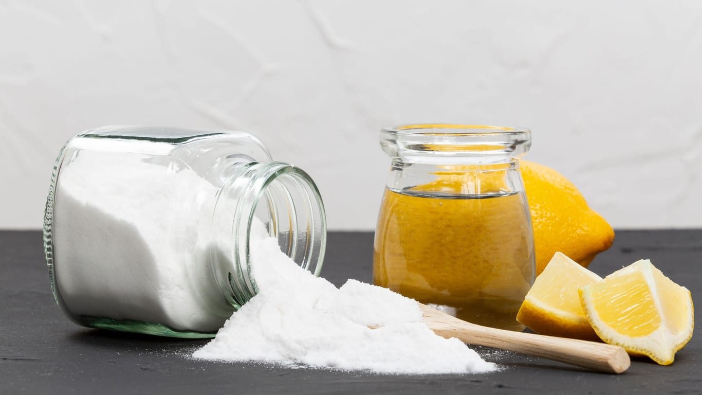 Hausmittel: Sowohl Soda als auch Zitronensaft helfen gegen Flecken in Textilien.