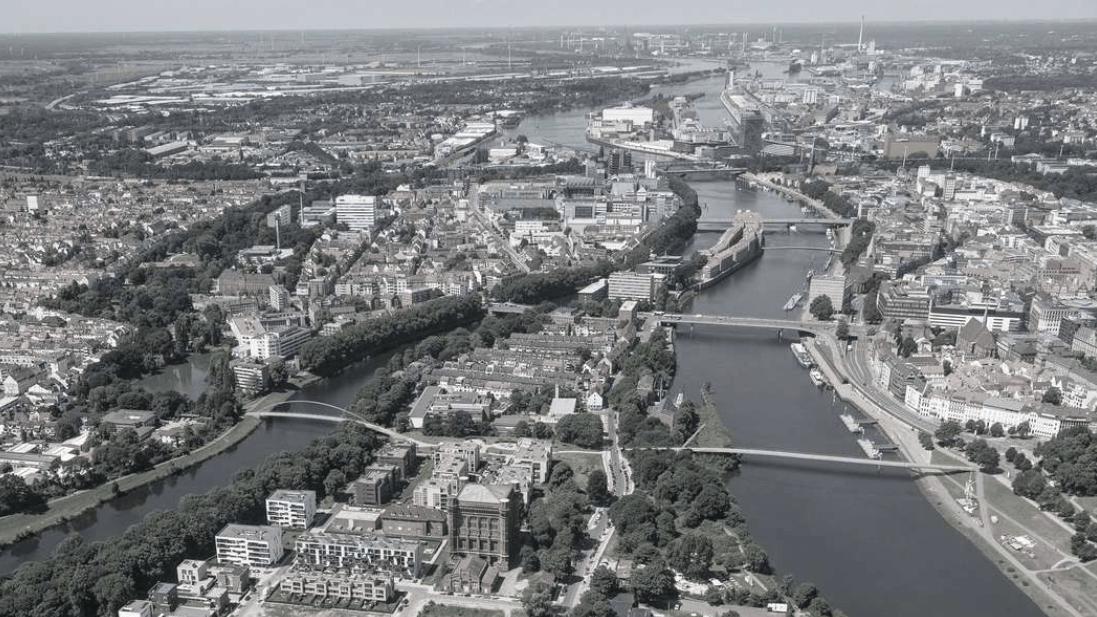 2027, wenn alles fertig sein soll, verbindet die Brücke (vorne) die Neustadt über den Stadtwerder mit der Altstadt.