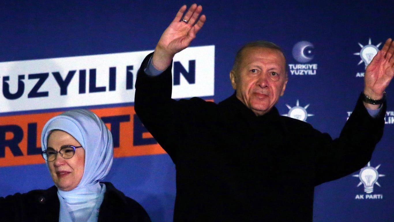 Der türkische Präsident Erdoğan und seine Frau Emine: Er muss sich voraussichtlich erstmals einer Stichwahl stellen.