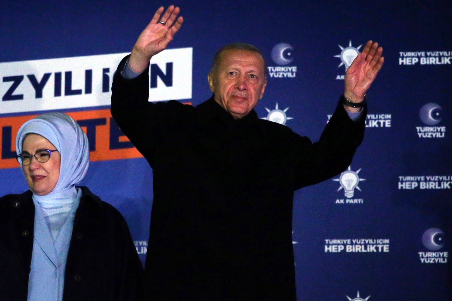 Der türkische Präsident Erdoğan und seine Frau Emine: Er muss sich voraussichtlich erstmals einer Stichwahl stellen.
