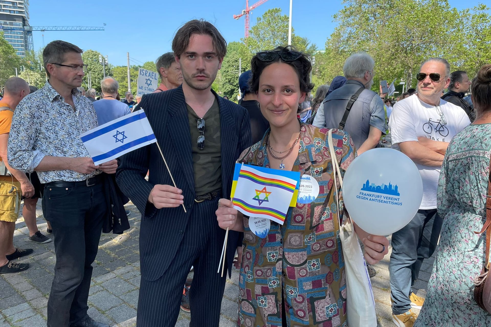 Jonathan Guggenberger (l) und Maya Roisman: Beide unterstützen die Kundgebung gegen Waters.