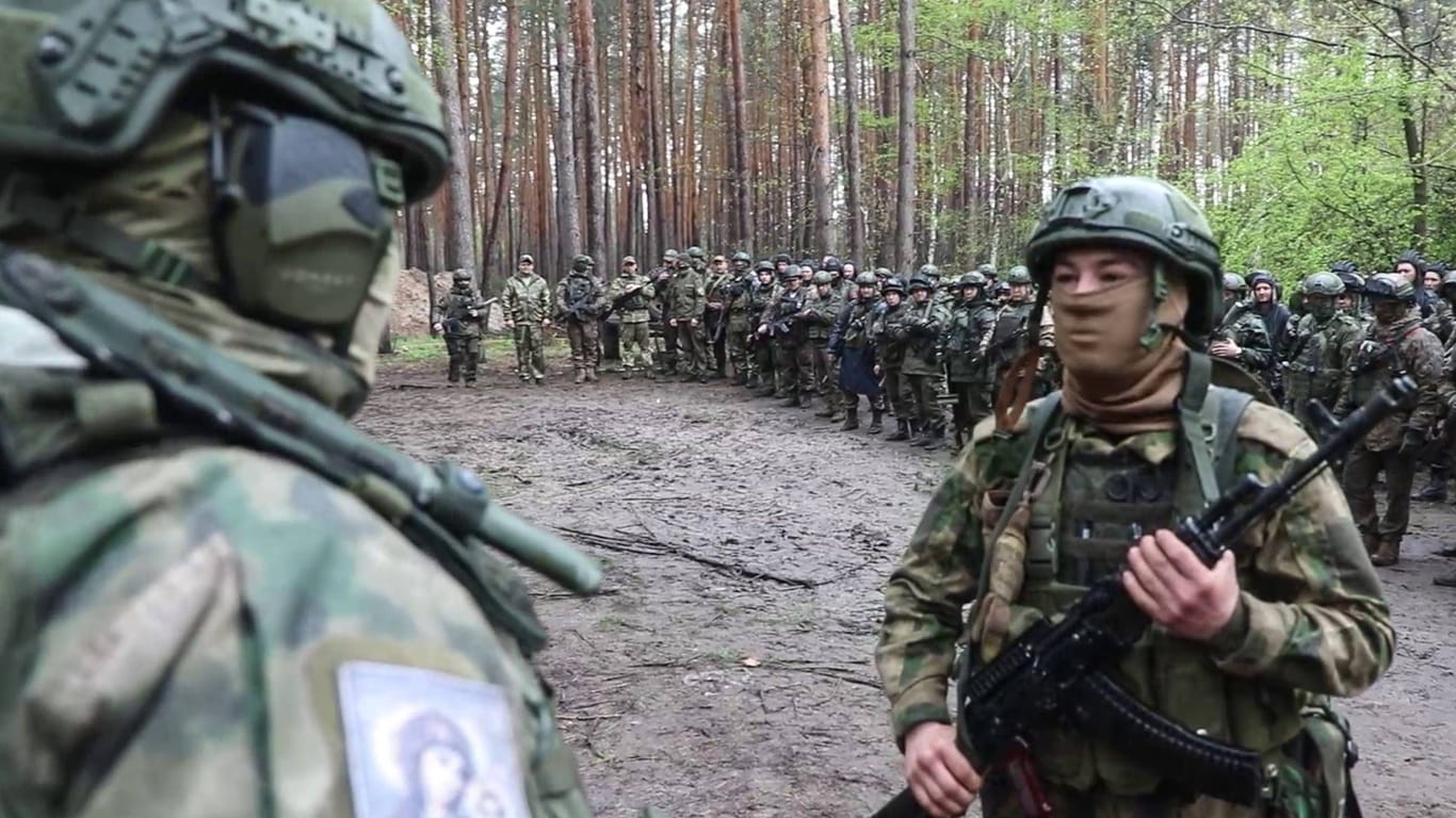 Ende April 2023: Russische Soldaten werden im zentralen russischen Militärdistrikt für ihre Leistungen im Ukrainekrieg ausgezeichnet.