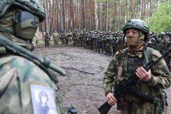 Ende April 2023: Russische Soldaten werden im zentralen russischen Militärdistrikt für ihre Leistungen im Ukrainekrieg ausgezeichnet.