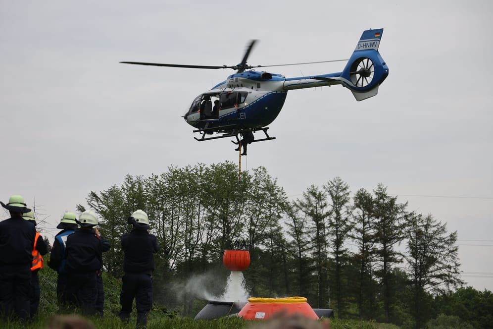 Helikopter im Einsatz: Die Polizei unterstütze mit "Bambi Buckets".