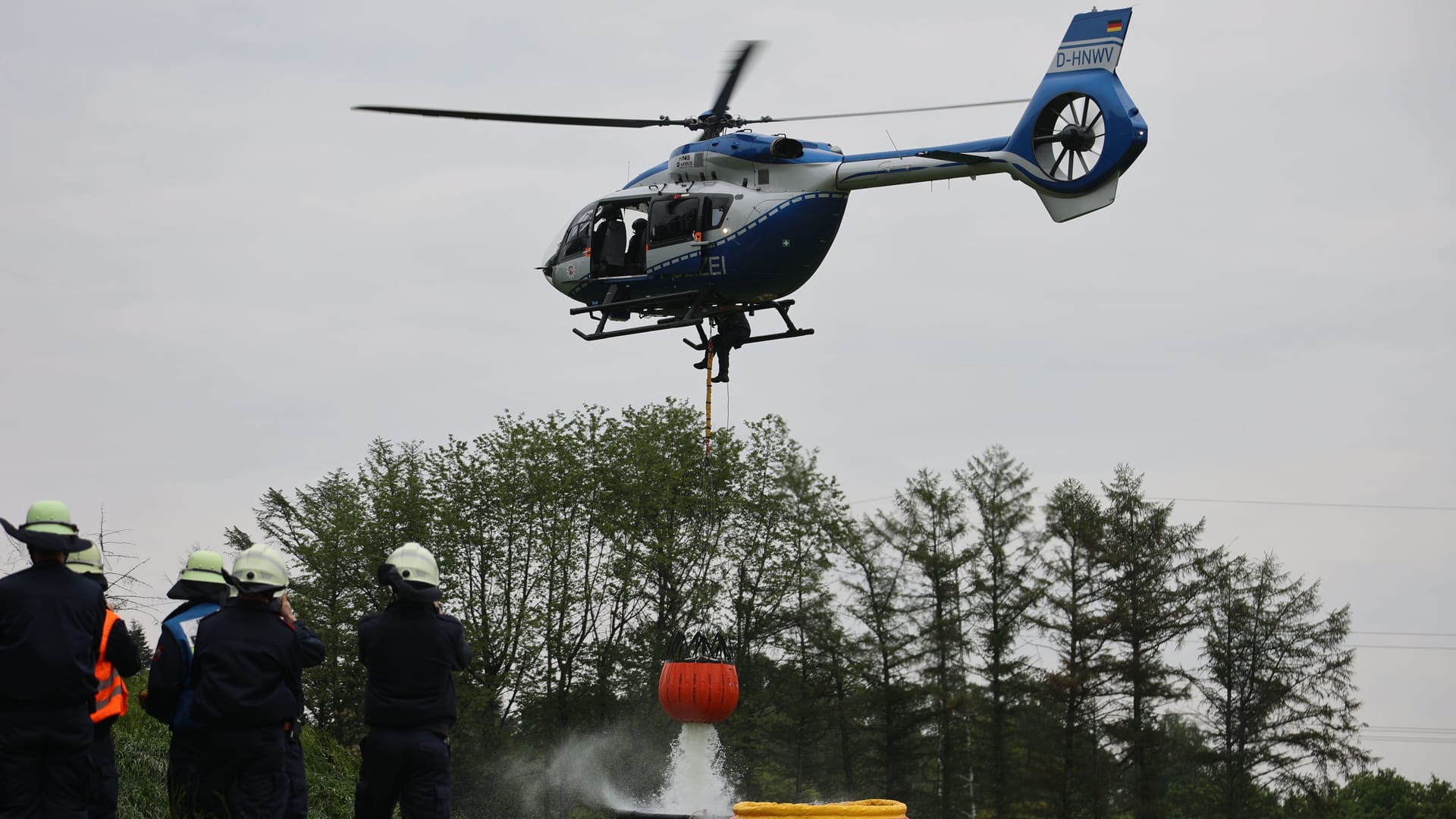 Helikopter im Einsatz: Die Polizei unterstütze mit "Bambi Buckets".