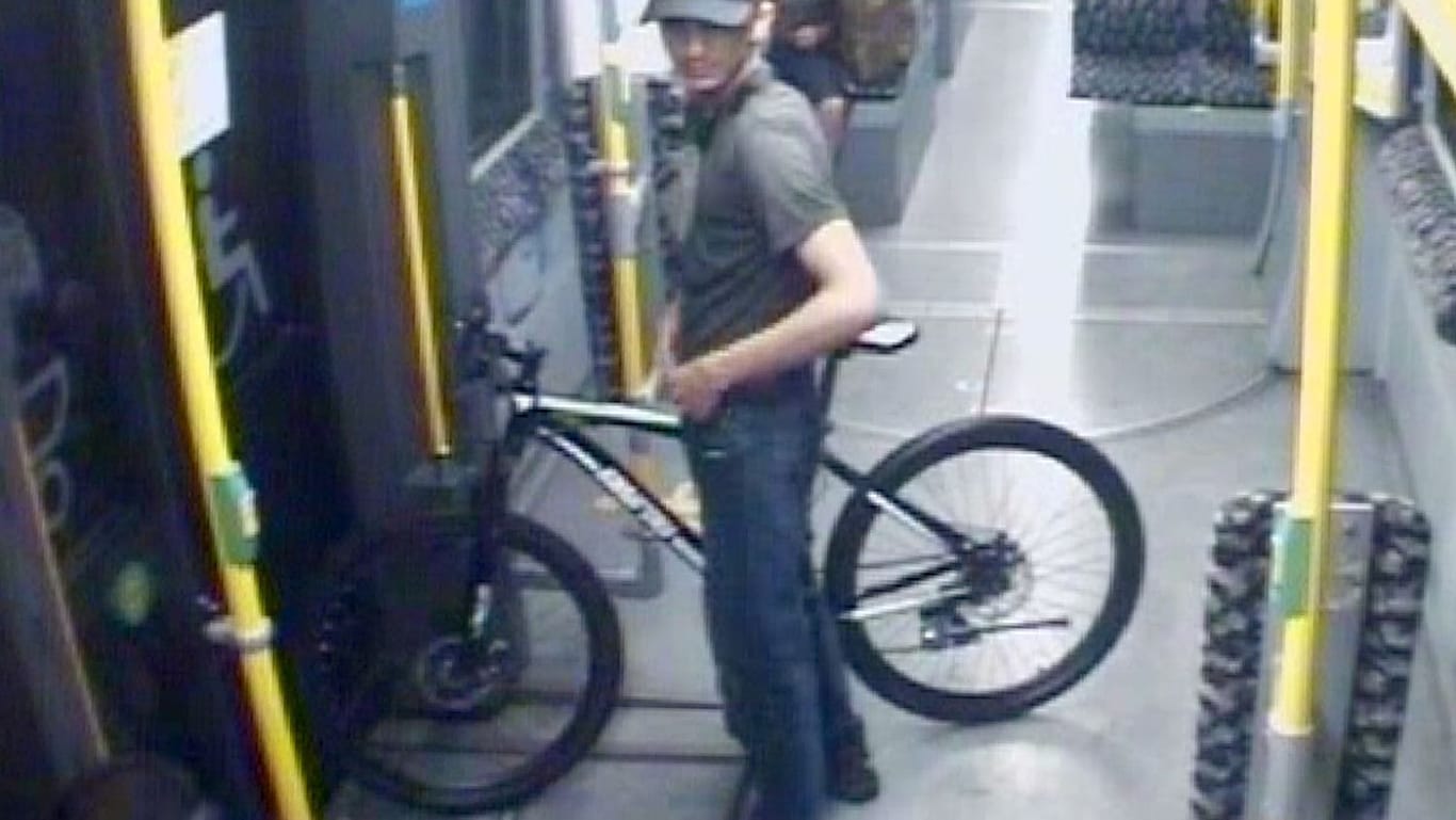Tatverdächtiger mit Fahrrad in der U-Bahn: Die Polizei veröffentlichte Bilder der Überwachungskamera.