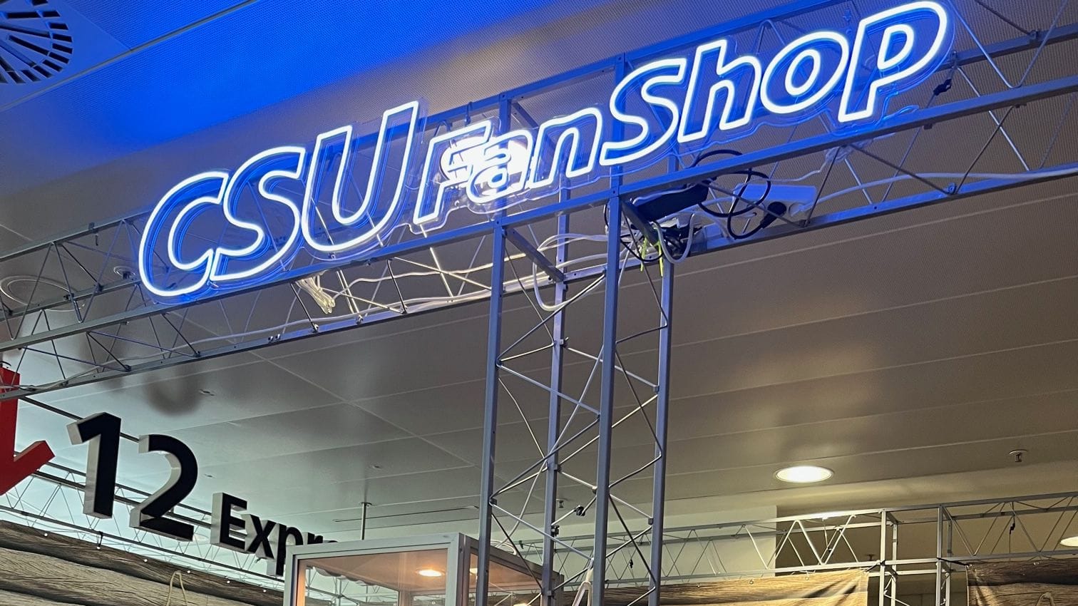 Was gehört zum Parteitag dazu? Na klar, der CSU-Fanshop.